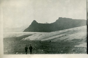 Sigurður og Ari Björnssynir frá Kvískerjum nærri jaðri Breiðamerkurjökuls með Breiðamerkurfjall að baki, 3. júlí 1935.  Ljósmynd Helgi Arason. 