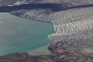 Mynd 1.  Breiðamerkurjökull og Jökulsárlón, 10. október 2014. Hlykkurinn á Esjufjallarönd.  Ljósmynd Snævarr Guðmundsson.