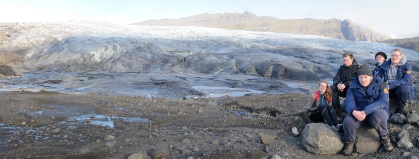 Fláajökull og nokkrir nemendur FAS í mælingaferð að jöklinum. Talsvert samstarf er milli náttúrustofu og FAS vegna náttúrfræðikennslu og rannsókna.