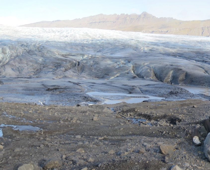 Fláajökull og nokkrir nemendur FAS í mælingaferð að jöklinum. Talsvert samstarf er milli náttúrustofu og FAS vegna náttúrfræðikennslu og rannsókna.