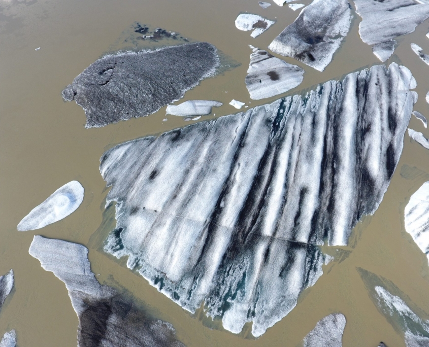 Bráðnandi ísjaki á jökullóni