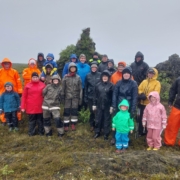 Rúmlega tuttugu manns komu í fræðslugöngu og gengu að Háuklettum í Botnum þar sem þessi mynd var tekin í þó nokkurri rigningu