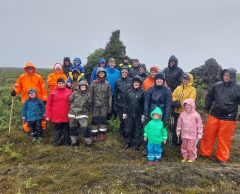 Rúmlega tuttugu manns komu í fræðslugöngu og gengu að Háuklettum í Botnum þar sem þessi mynd var tekin í þó nokkurri rigningu