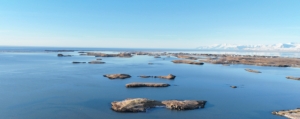 Horft yfir eyjar Skarðsfjarðar, Langaneshólmi í forgrunni.