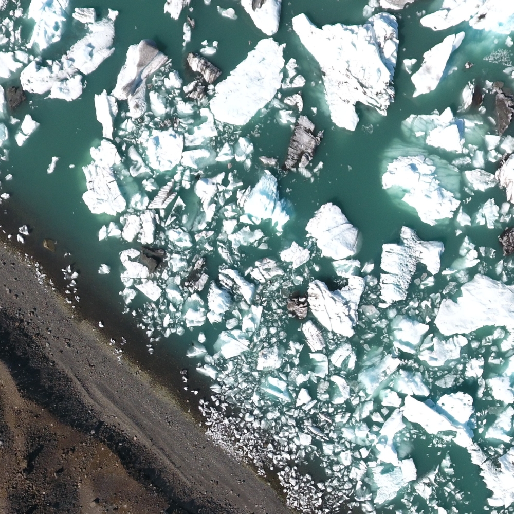 Skúmey og ísjakar í Jökulsárlóni