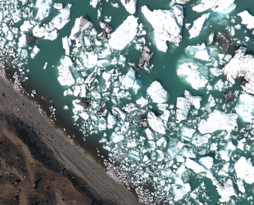 Skúmey og ísjakar í Jökulsárlóni