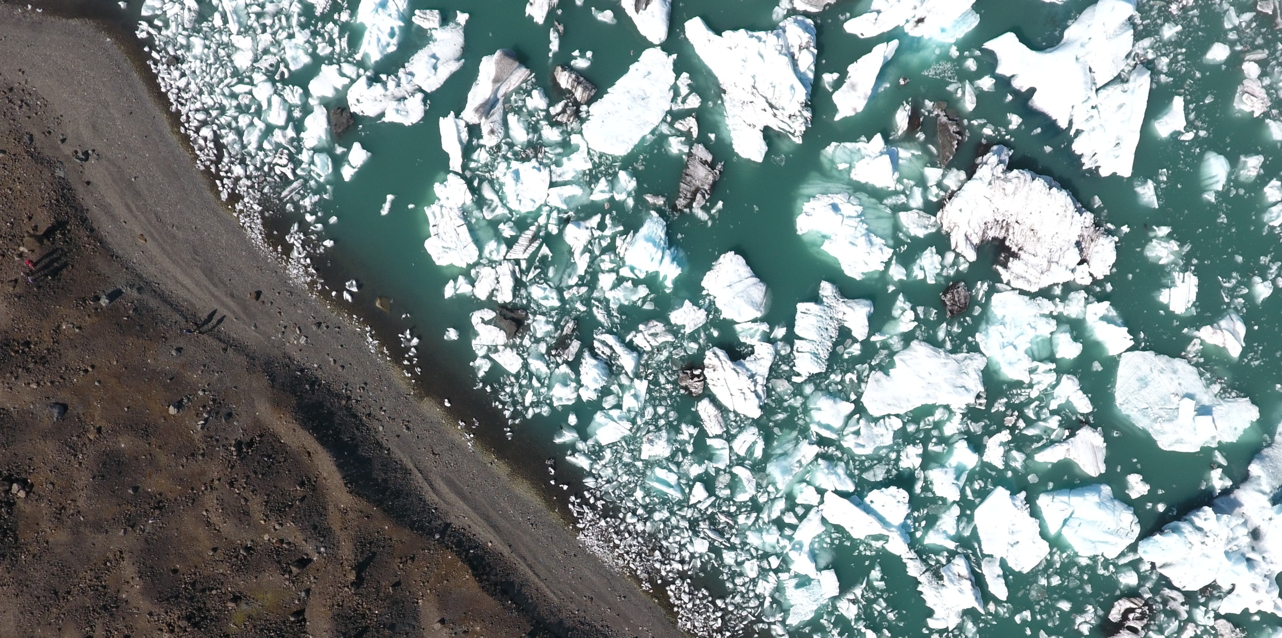 Skúmey og ísjakar í Jökulsárlóni
